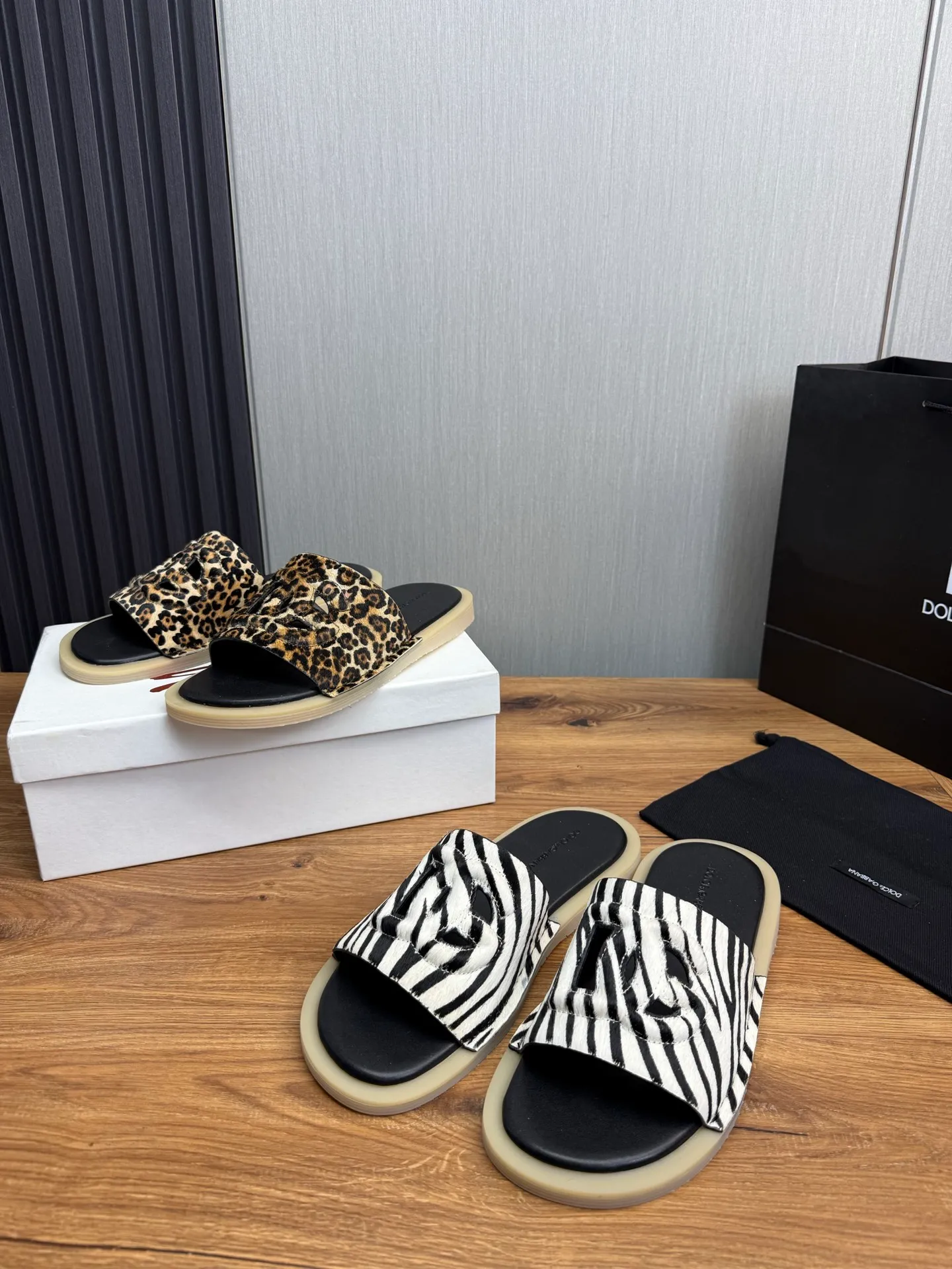 Men's men's shoes💰340💰Dolce & gabbana (DG) official website synchronized new slippers💥Fashion hot models: 1 exclusive mold opening✅Unique brand style logo upper💥Original private mold outsole✔️36-44 (45 customized, non-refundable)